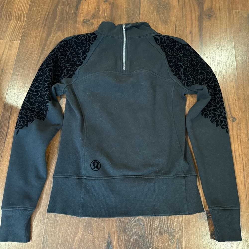 LULULEMON WOMEN'S FLORAL FLOCK PULLOVER LONG SLEEVE TERRY BLACK WOMEN'S SIZE 6